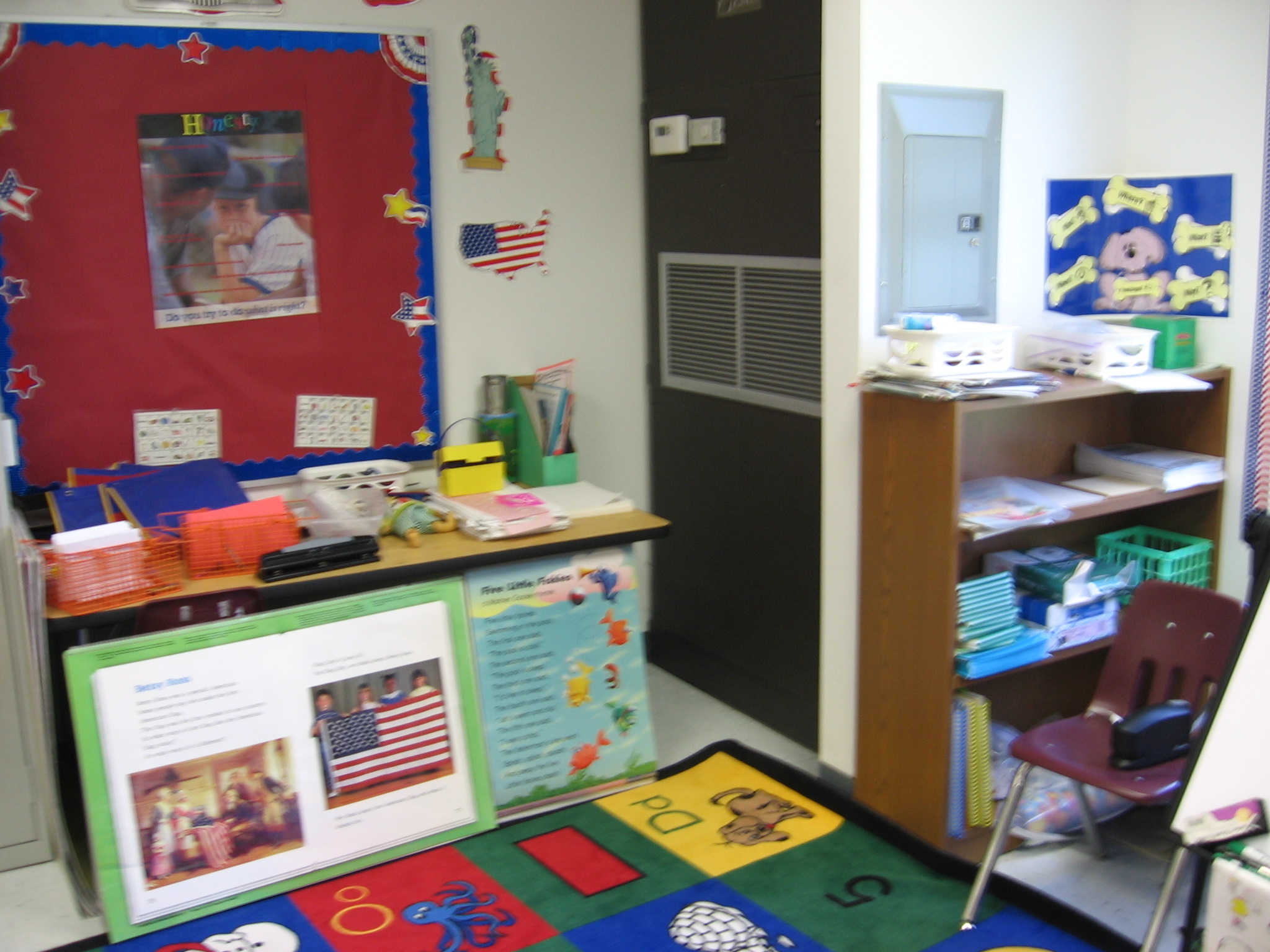 Mrs. Ginter, 1st Grade. I always feel like I’ve got too many materials for group gatherings and no place to put them: how smart to include a table and bookshelf for that purpose!