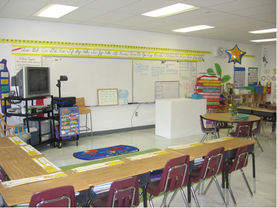setting_up_elementary_classroom_desks_7